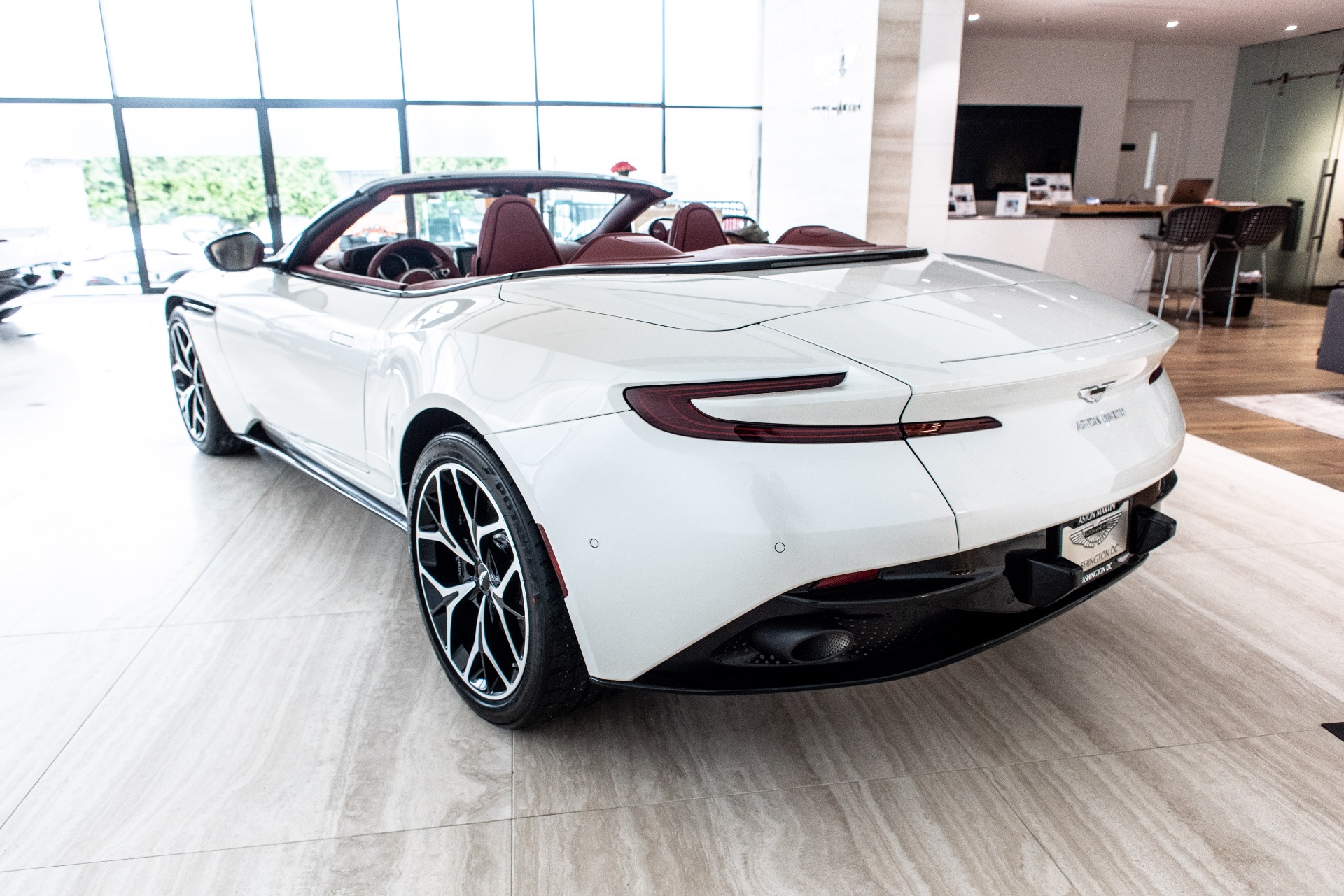 Aston Martin db11 volante