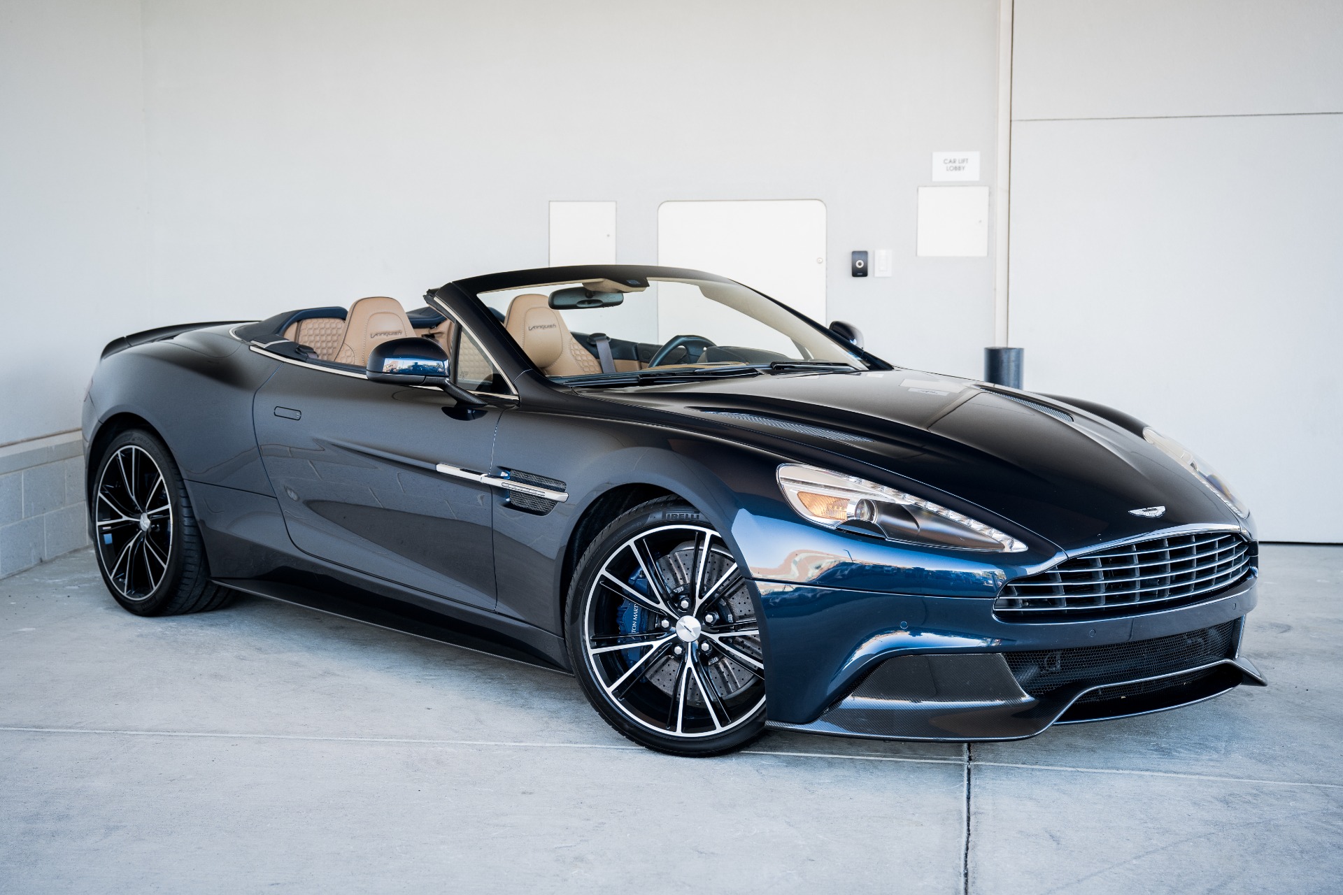 Aston Martin Vanquish кабриолет