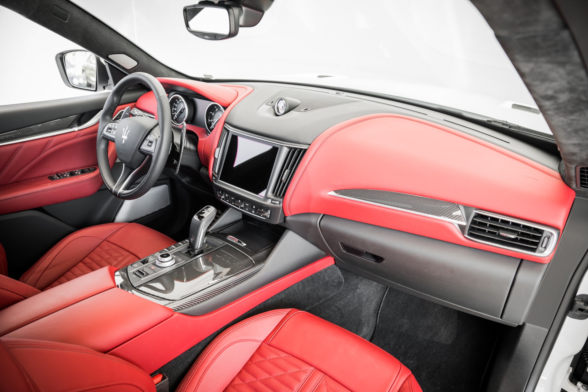 2022 maserati levante interior