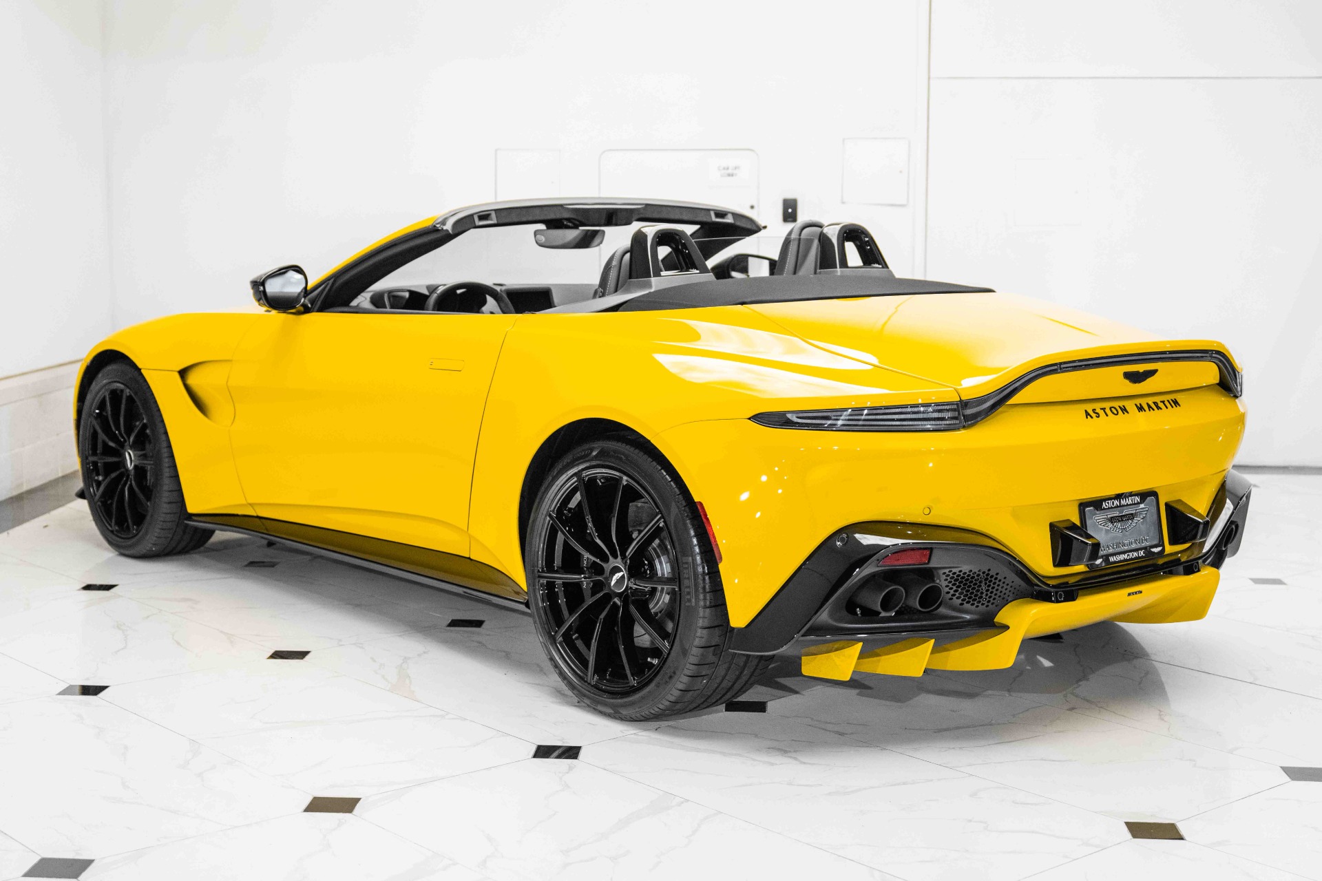 aston martin cabriolet 2023