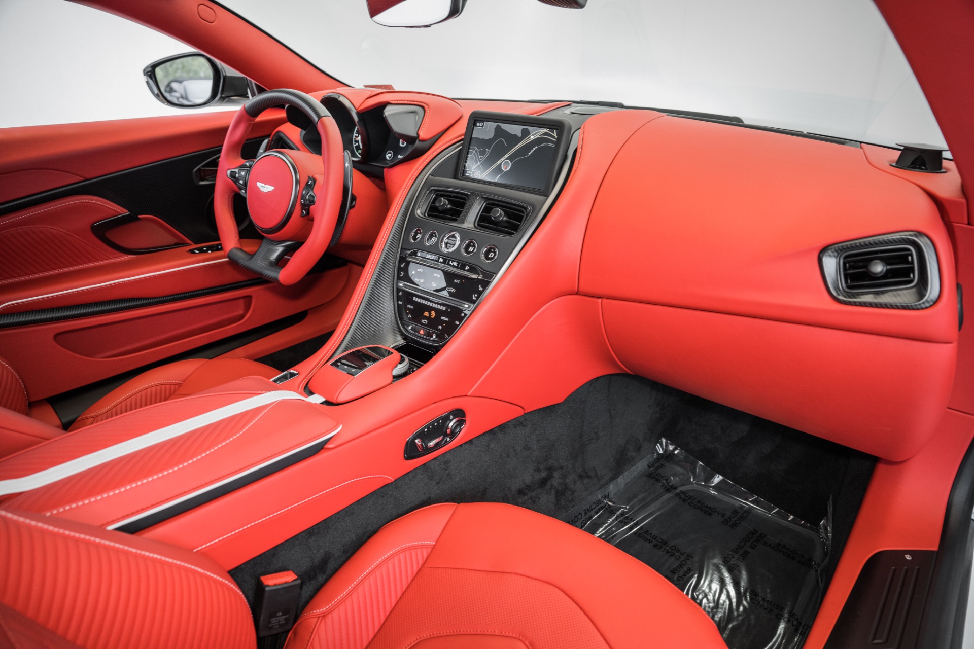 Aston Martin DBS Ultimate Interieur