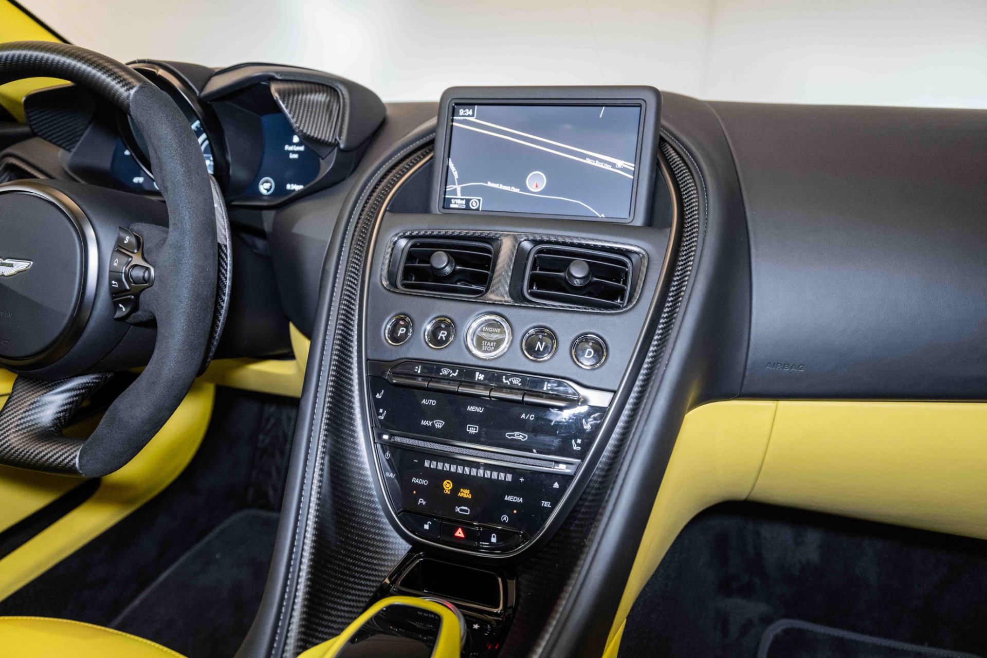 Aston Martin DBS Ultimate Interieur